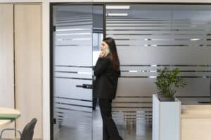 Privacidade no trabalho: como as divisórias para escritório contribuem para um ambiente mais produtivo