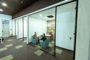 Divisórias para coworking: mais flexibilidade e inteligência nos espaços colaborativos