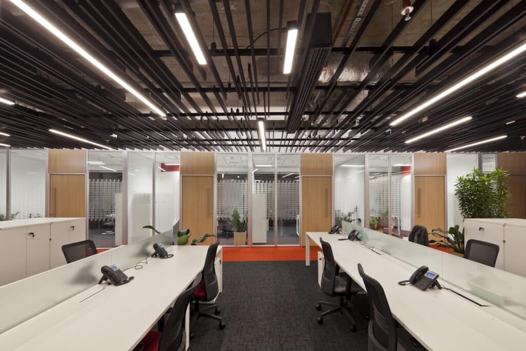 Papel do design de divisórias para aumentar da produtividade no escritório