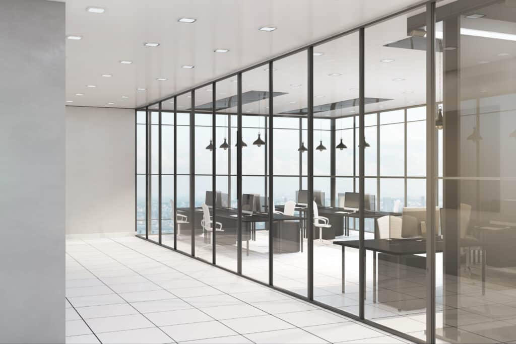 Divisórias de alta qualidade vs. divisórias econômicas: o que vale mais a pena?