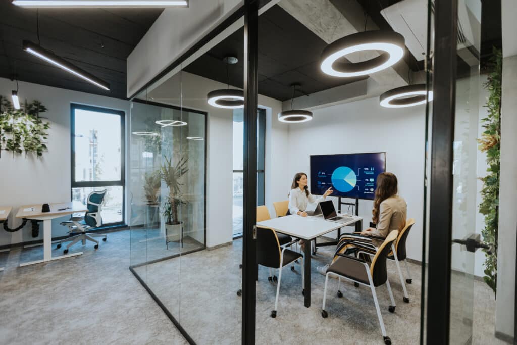 Papel do design de divisórias para aumentar da produtividade no escritório