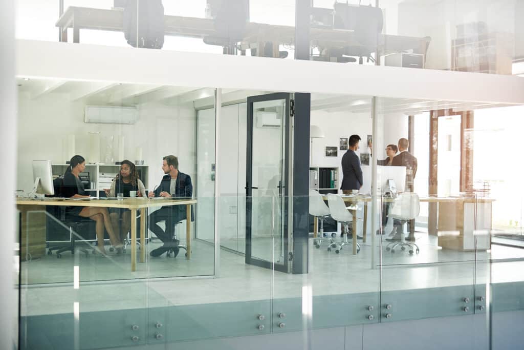 Divisórias de alta qualidade vs. divisórias econômicas: o que vale mais a pena?