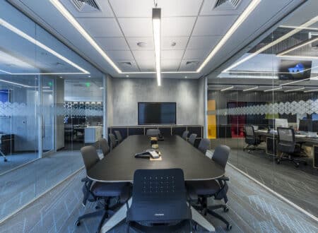 Guia visual de tipos de divisórias de vidro em ambientes corporativos