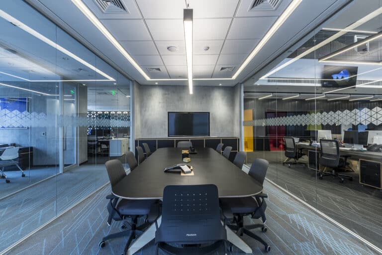 Guia visual de tipos de divisórias de vidro em ambientes corporativos