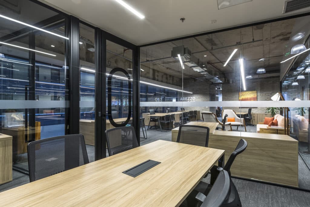 Guia visual de tipos de divisórias de vidro em ambientes corporativos