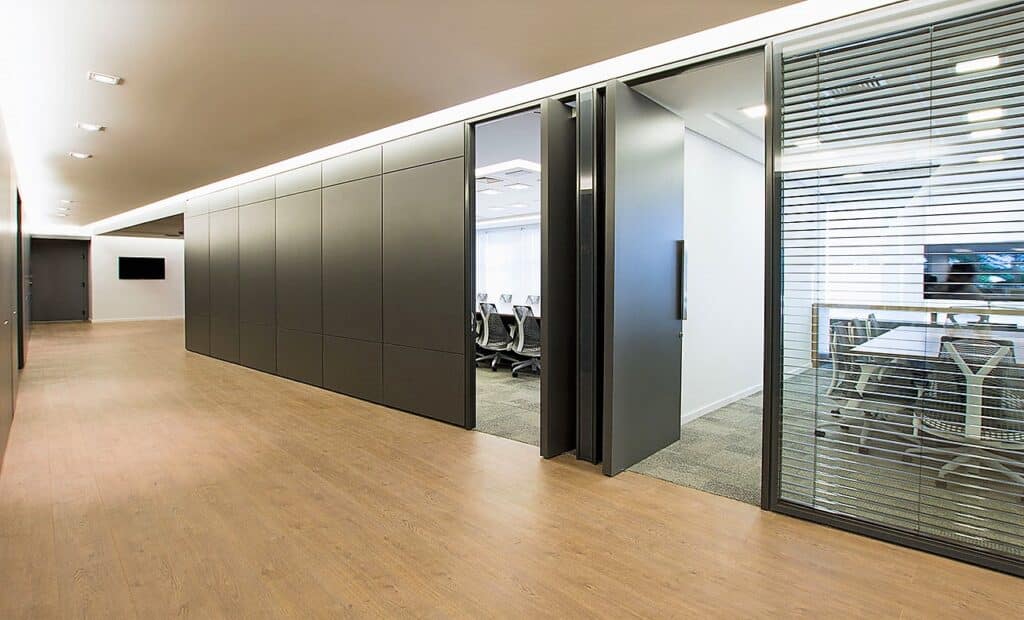 Guia visual de tipos de divisórias de vidro em ambientes corporativos