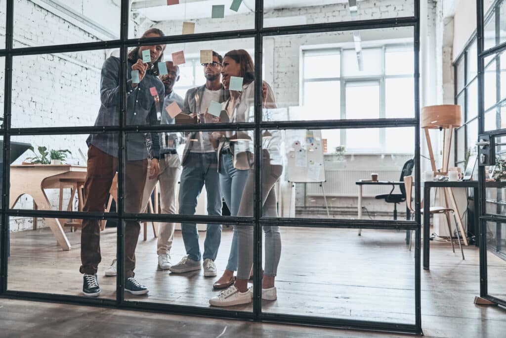 Divisórias: como a acústica influencia a saúde mental e o desempenho no trabalho