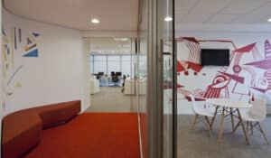 Layout de escritório: como usar divisórias para reforçar o branding da empresa