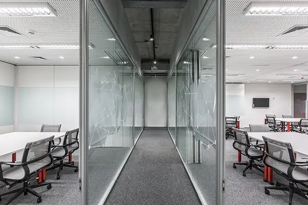 Divisória acústica de vidro para escritórios - Linha Vision DIV DESIGN