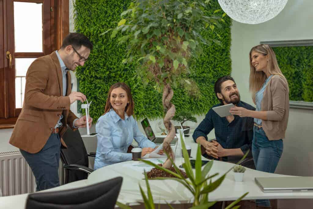 Como o design biofílico integra divisórias corporativas e bem-estar no escritório