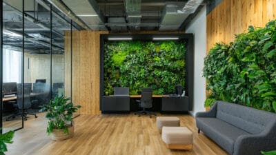 Como o design biofílico integra divisórias corporativas e bem-estar no escritório