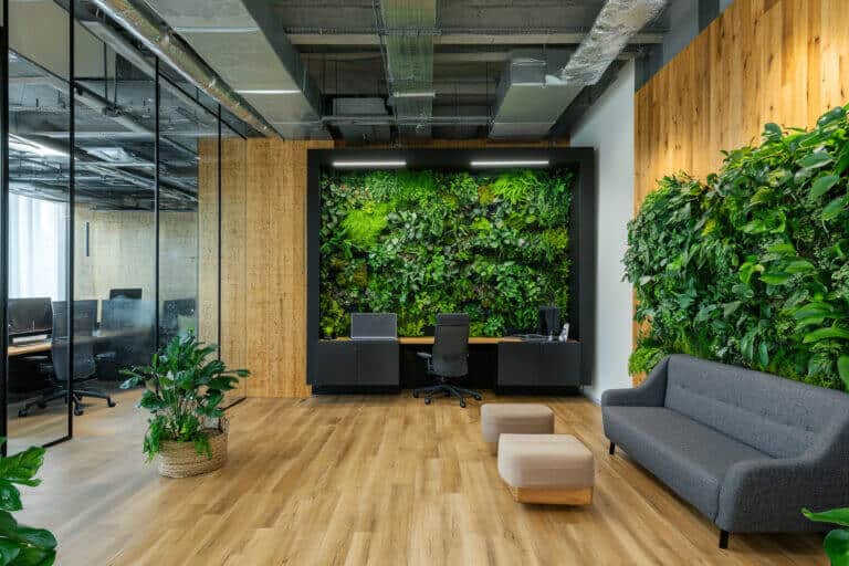 Como o design biofílico integra divisórias corporativas e bem-estar no escritório